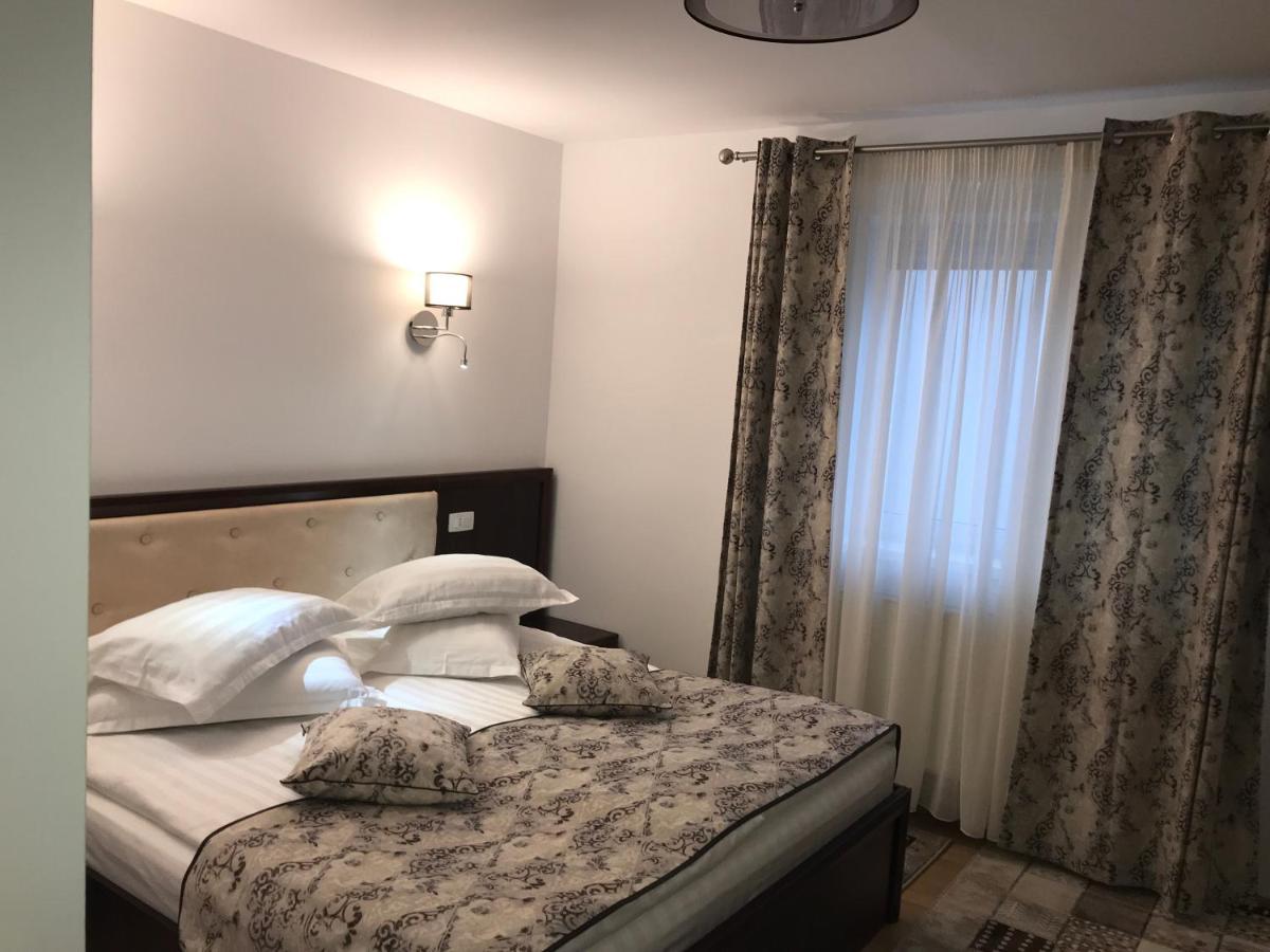 Casa Pino Hotel Braşov Buitenkant foto