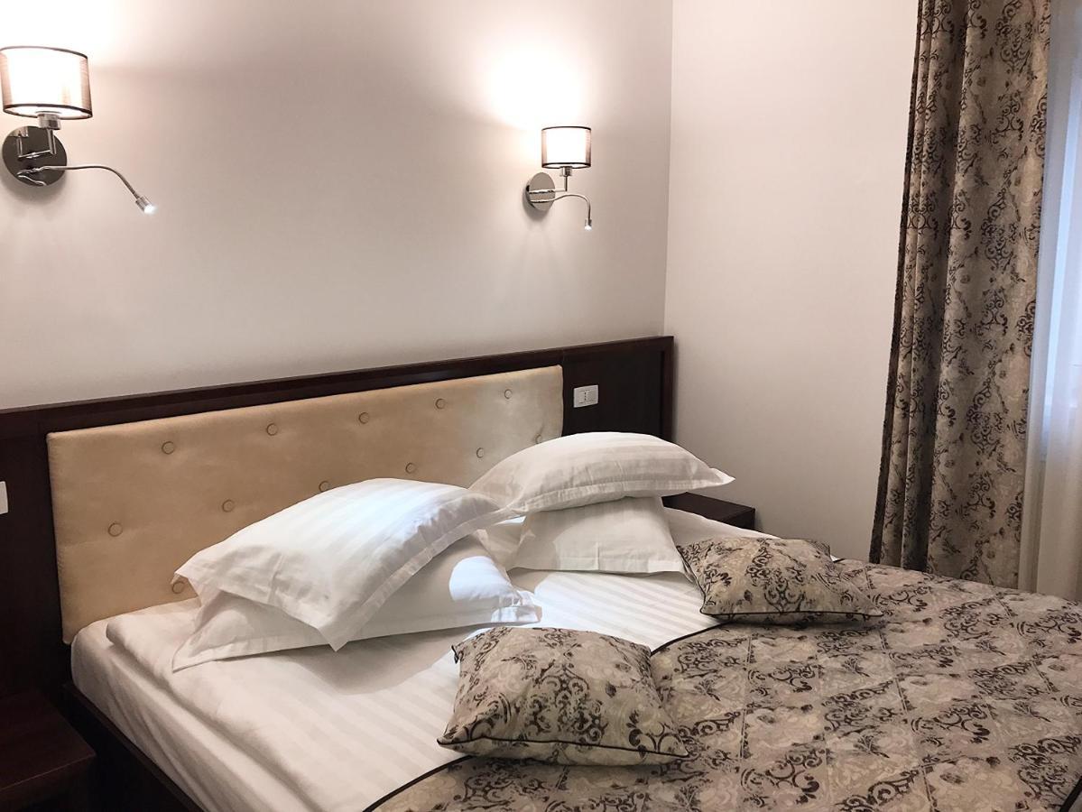 Casa Pino Hotel Braşov Buitenkant foto
